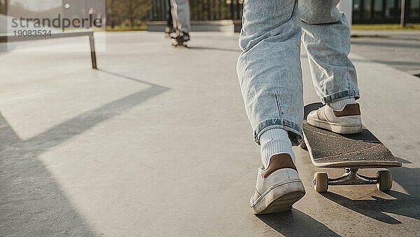 Rückansicht Teenager mit Skateboard Kopie Raum Skatepark