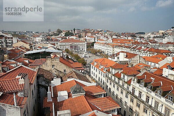 Blick über Lissabon  die Hauptstadt und größte Stadt Portugals. Der Rossioplatz in der Mitte