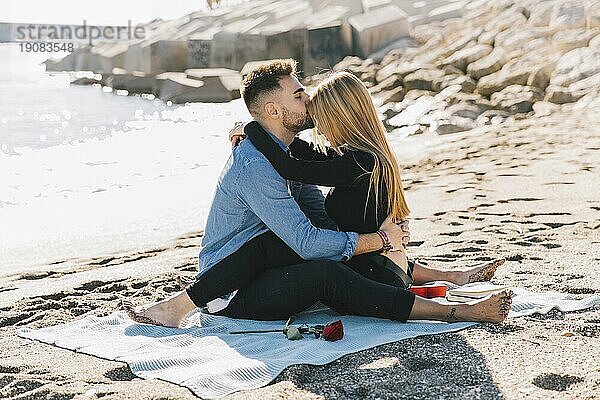 Verliebtes zärtliches Paar umarmt Strand