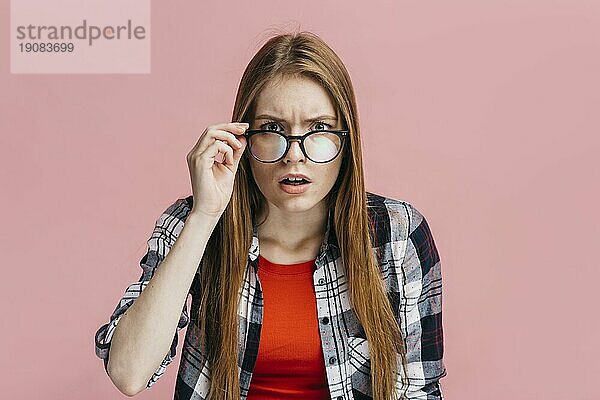 Frau mit Brille schaut verdächtig