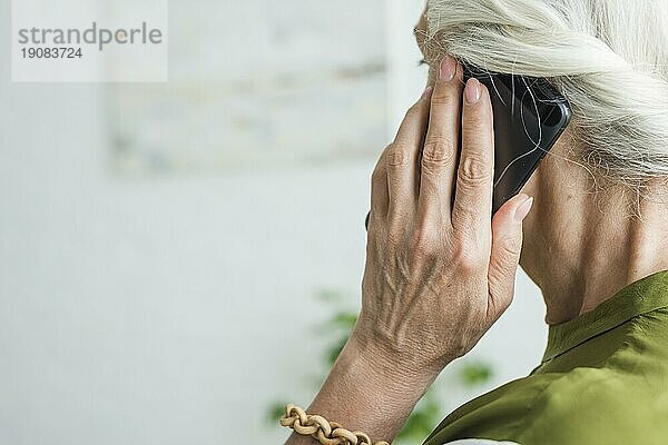 Ältere Frau mit Handy in der Hand