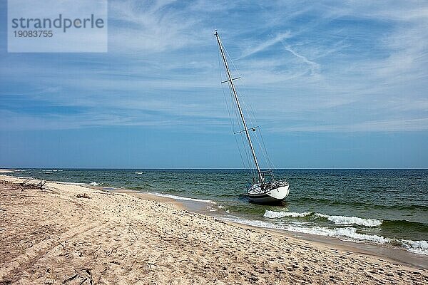 Polen  Pommern  Halbinsel Hel  Ostsee  einsames Segelboot am leeren Strand festgemacht  Einsamkeit in der Natur  Europa