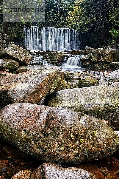 Felsbrocken am Wasserfall im Bergwald