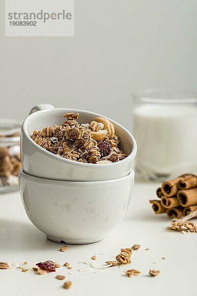 Vorderansicht Schale mit selbstgemachtem Granola