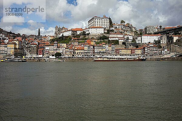 Stadt Porto in Portugal  Blick auf den Fluss und das historische Zentrum