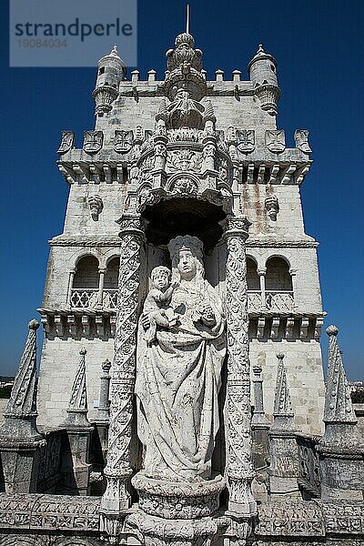 Statue der Heiligen Maria mit Kind  Unserer Lieben Frau von der sicheren Heimkehr am Turm von Belem in Lissabon  Portugal  Europa