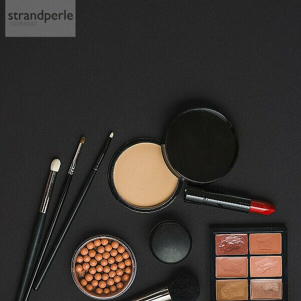 Overhead Ansicht Make up Produkte mit Pinsel schwarzen Hintergrund