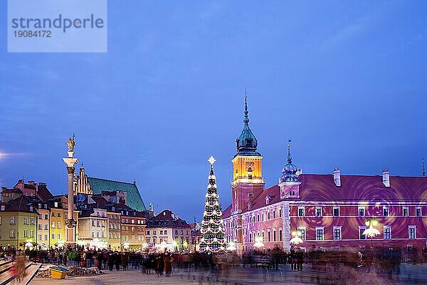 Weihnachtszeit in der Altstadt von Warschau in Polen  abends beleuchtet