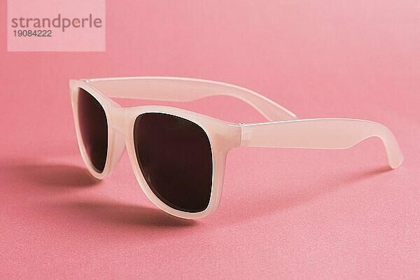 Nahaufnahme einer coolen rosa Sonnenbrille