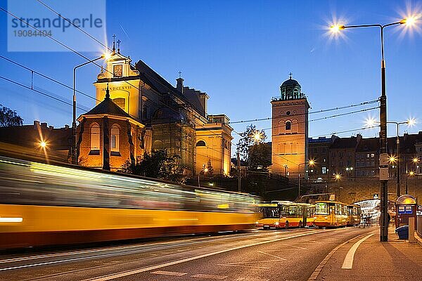 Abendverkehr auf der Straße der Solidarität und die beleuchtete St. Annakirche in Warschau  Polen  Europa