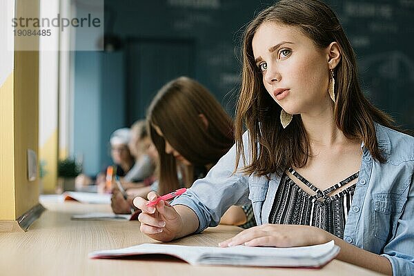 Denkendes Schulmädchen mit Kamera