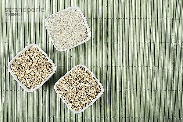 Natürliches weißes braunes langes flaches ungekochtes Reisschüsseln Platzdeckchen