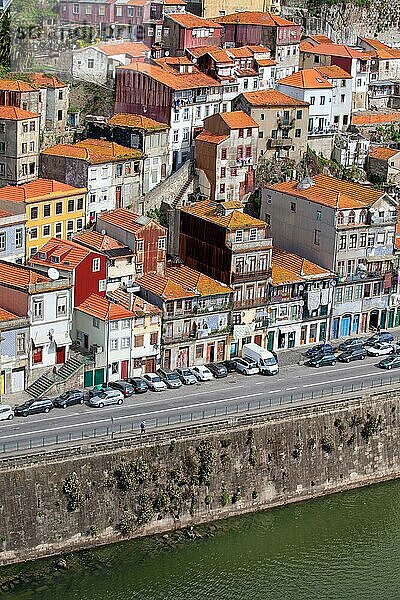 Traditionelle portugiesische Häuser an einem steilen Hang am Fluss Douro in Porto  Portugal  Europa