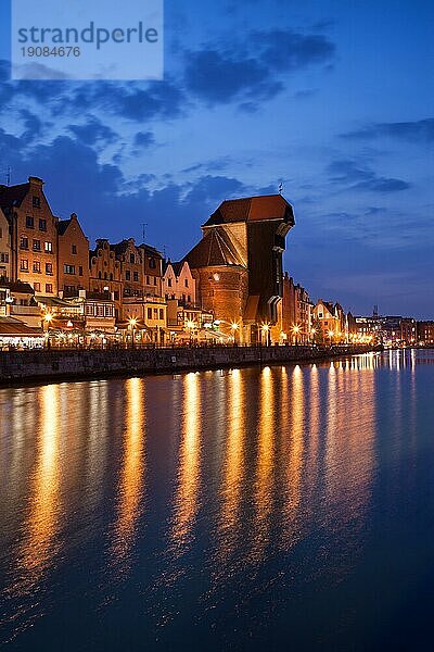 Danzig in Polen bei Nacht  Altstadtsilhouette vom Fluss Motlawa aus