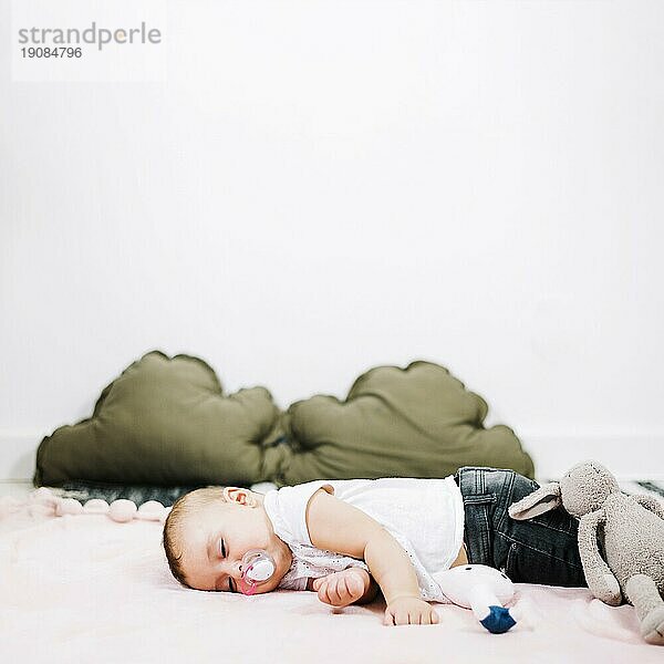Niedliches Baby schläft friedlich Kinderzimmer Boden