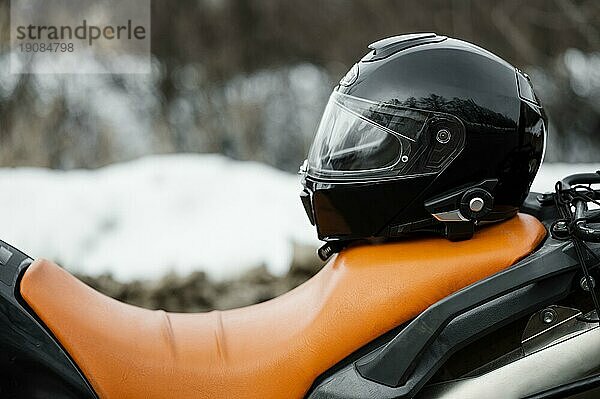 Nahaufnahme Motorrad mit Helm