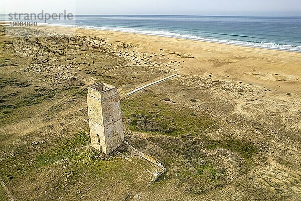 Der Turm Torre Vigía de Castilnovo am Strand Playa de Castilobo  Conil de la Frontera  Costa de la Luz  Andalusien  Spanien  Europa