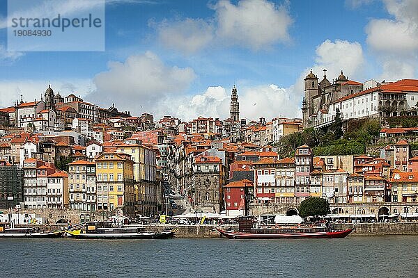 Porto in Portugal  historisches Zentrum der Stadt  Fluss Douro auf dem ersten Plan