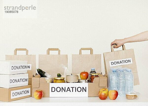 Vorderansicht Spendenboxen Säcke mit Lebensmitteln