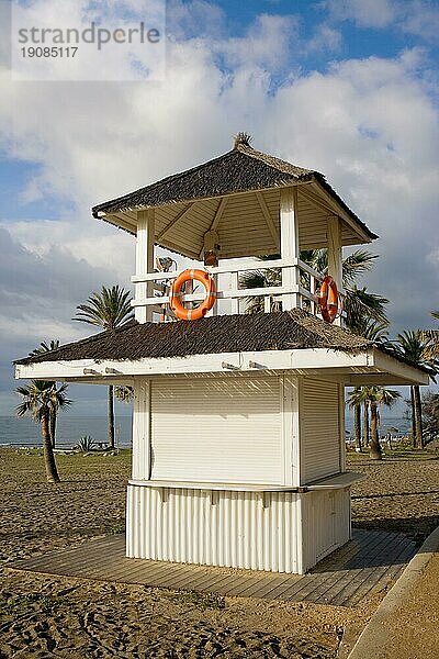 Rettungsschwimmerturm an einem Strand in Marbella  Costa del Sol  Andalusien  Spanien  Europa