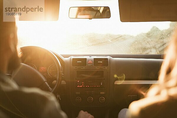 Rückansicht Pärchen auf Road Trip