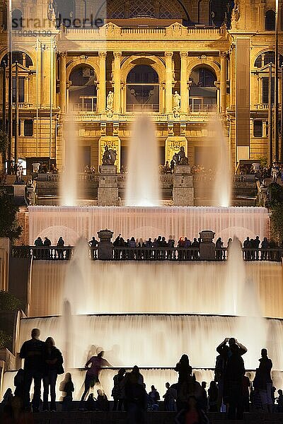 Springbrunnen und Wasserkaskaden bei Nacht unterhalb des Nationalen Kunstmuseums von Katalonien in Barcelona  Spanien  Europa