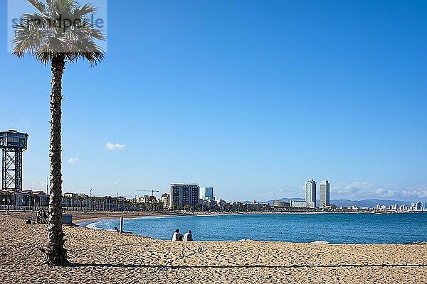 Barceloneta Strand am Mittelmeer an einem sonnigen Tag in Barcelona  Katalonien  Spanien  Europa