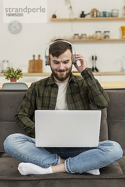 Porträt eines jungen Mannes bei der Arbeit in der Ferne