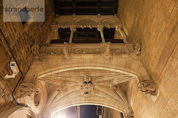 Gotische Brücke bei Nacht  die zwei Gebäude über die Carrer del Bisbe im Barri Gotic in Barcelona  Katalonien  Spanien verbindet