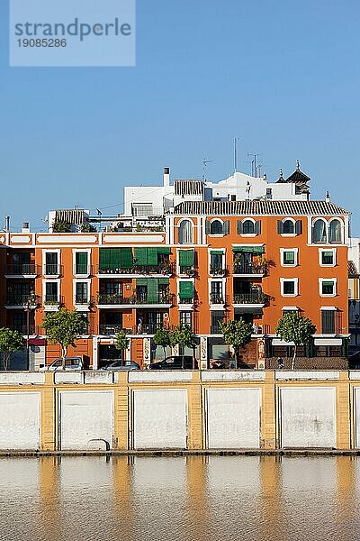 Traditionelles Haus am Fluss Guadalquivir in der Stadt Sevilla  Andalusien  Spanien  Europa