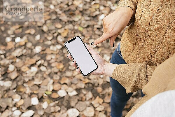 Nahaufnahme zwei junger Frauen mit Blick auf das Telefon