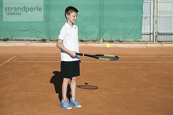 Weitsichtiges Kind spielt Tennis