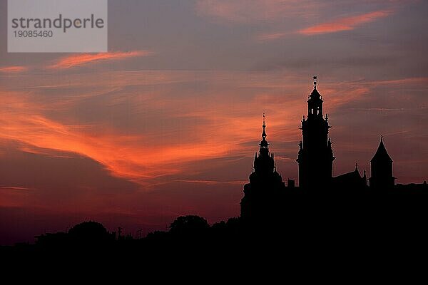 Krakau  Polen  Wawel Royal Castle und Kathedrale Skyline Silhouette in der Dämmerung  Europa