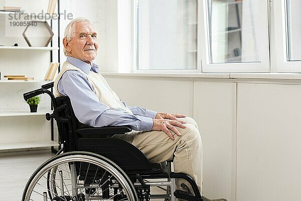 Seitenansicht älterer sitzender Rollstuhl