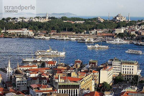 Stadt Istanbul in der Türkei  Stadtbild  Skyline  Blick von Beyoglu in Richtung Sultanahmetviertel Fähren und Kreuzfahrtschiffe auf Sightseeingtour