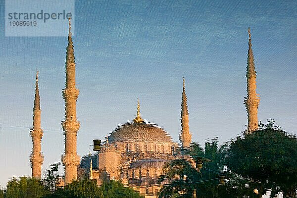 Abstrakte Spiegelung auf dem Wasser der Blaün Moschee (Sultan Ahmet Camii) in Istanbul  Türkei  Originalbild um 180 Grad gedreht  Asien