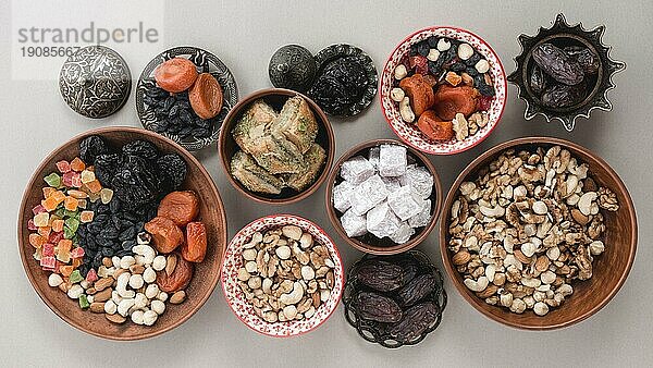 Erhöhte Ansicht traditionelle Süßigkeiten getrocknete Früchte Nüsse weißer Hintergrund