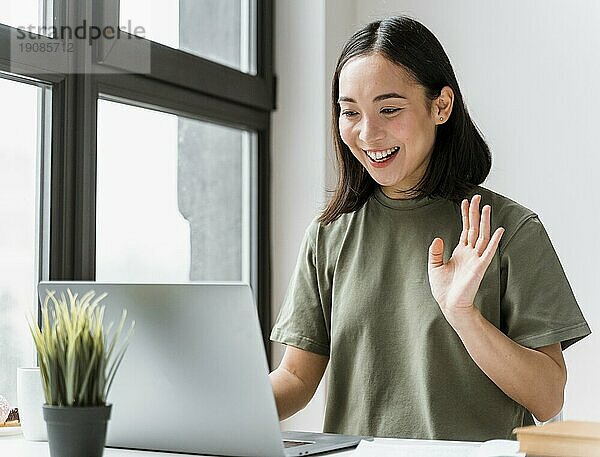 Frau mit Videoanruf Laptop