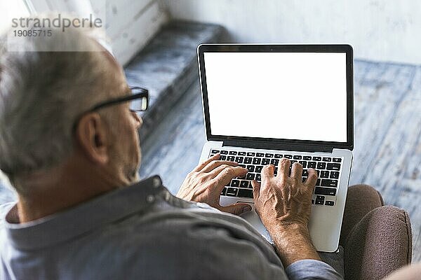 Erhöhte Ansicht Mann mit Laptop mit weißen leeren Bildschirm