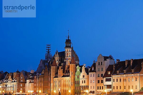 Stadt Danzig in Polen  Altstadt Skyline bei Nacht  Komposition mit Kopie Raum