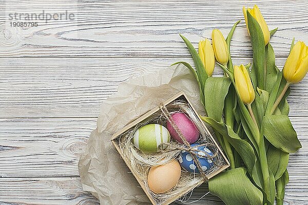 Tulpen Eier hölzerner Hintergrund