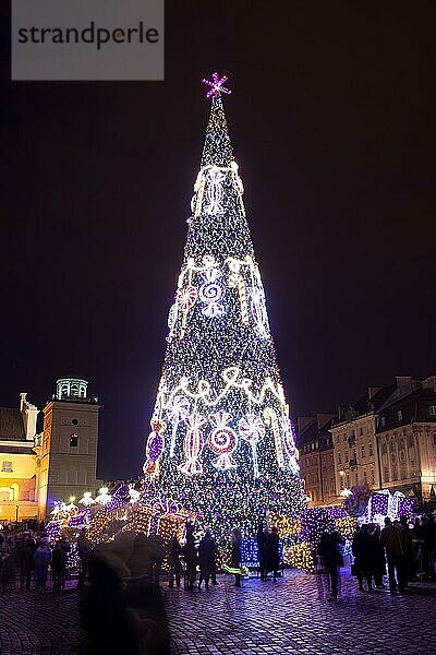 Nachts beleuchteter Weihnachtsbaum auf dem Schlossplatz in der Altstadt von Warschau  Polen  Europa