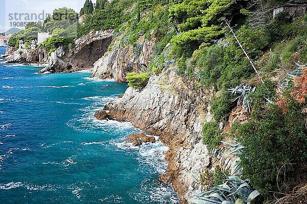 Landschaftlich reizvolle Küste an der Adria bei Dubrovnik in Kroatien  Gespanschaft Dalmatien