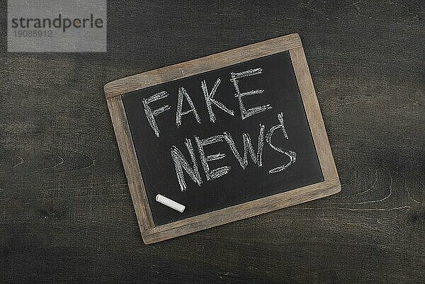 Fake News Konzept mit Tafel Draufsicht