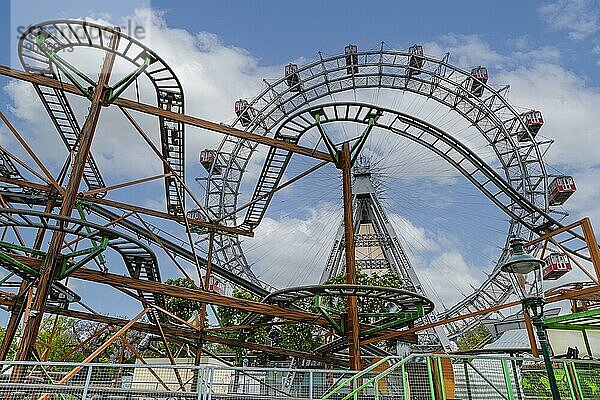 Verrostetes Gerüst und Schienen einer alten Achterbahn  hinten das Wiener Riesenrad  Prater  Wien  Österreich  Europa