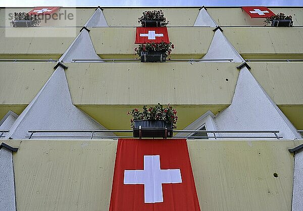 Balkone Schweizer Fahnen