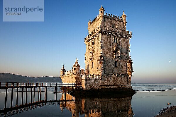 Turm von Belem in Lissabon  Portugal  Wahrzeichen der Stadt  Festungsanlage aus dem 16. Jahrhundert an einem ruhigen Morgen am Fluss Tejo (Tejo)  Europa