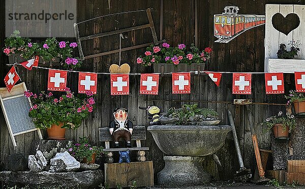 Fassadendekoration Waschbrett  Handsäge  Jodler Figur  WC-Herz  Schweiz  Europa