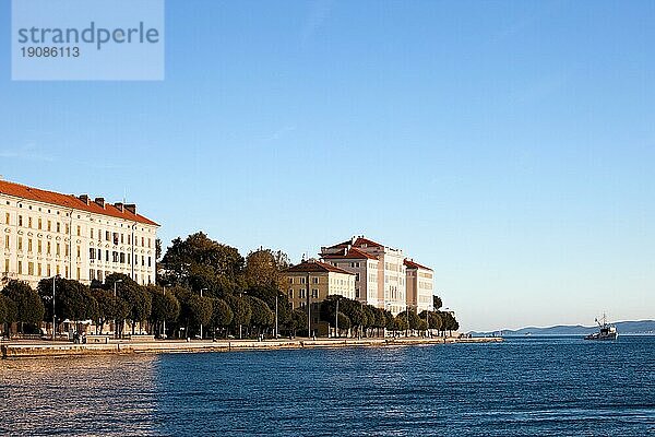 Die Hafenstadt Zadar an der Adria in Kroatien