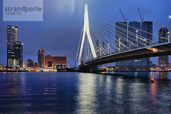 Rotterdam bei Nacht in Holland  Niederlande  Skyline der Innenstadt mit Wolkenkratzern und Erasmusbrücke (Erasmusbrug) auf der Nieuwe Maas  Europa
